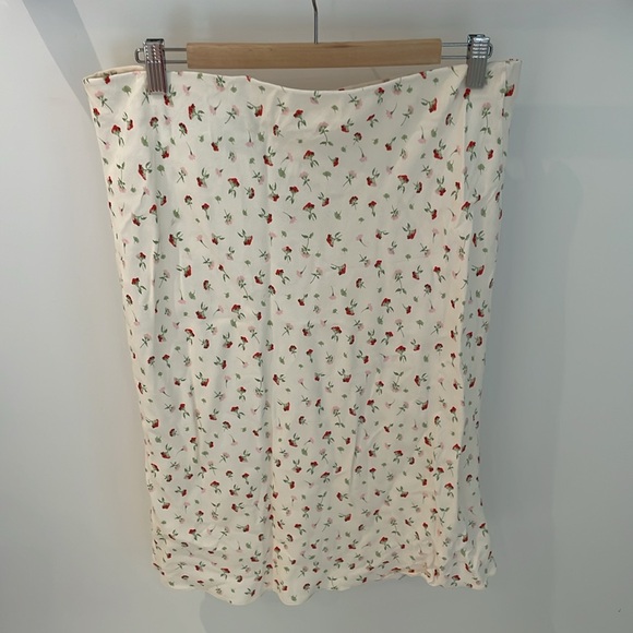H&M Knee Length Floral Skirt 🌸 - Picture 5 of 5
